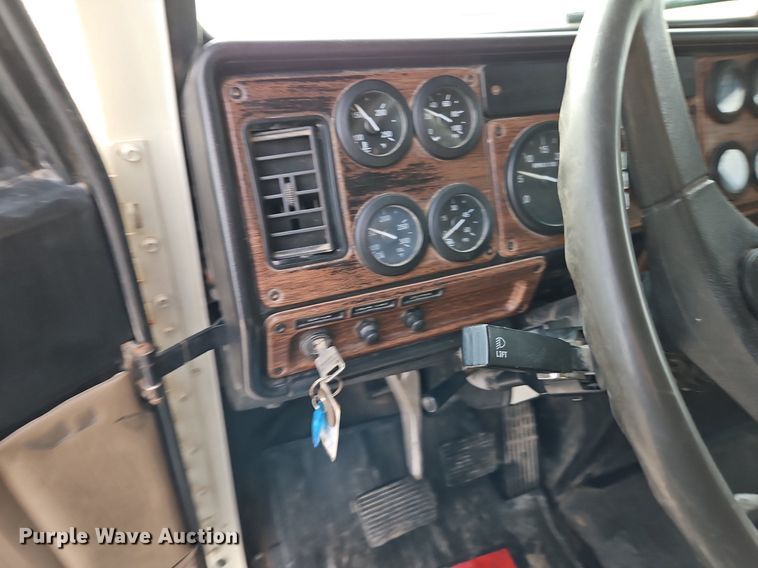 image for item DN7185 2005 Freightliner  FLD120 semi truck