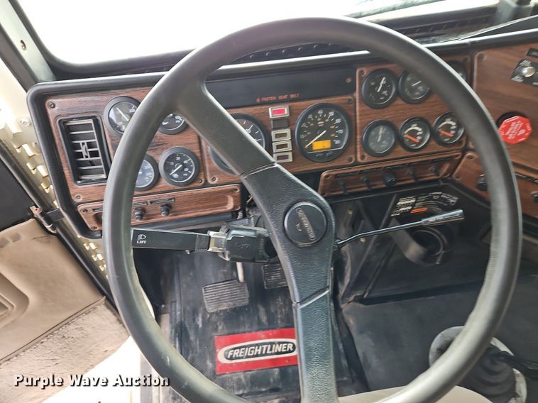 image for item DN7185 2005 Freightliner  FLD120 semi truck