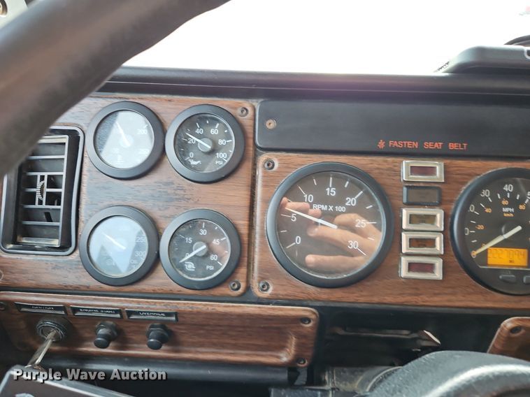 image for item DN7185 2005 Freightliner  FLD120 semi truck