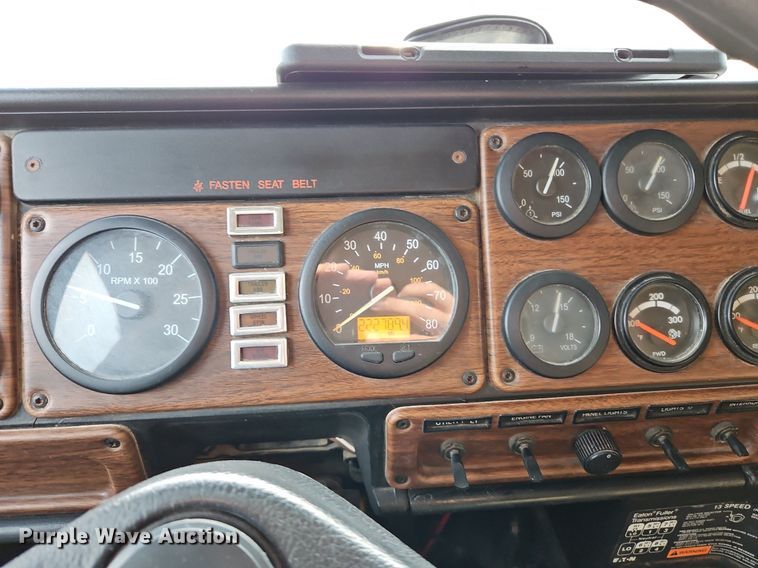 image for item DN7185 2005 Freightliner  FLD120 semi truck