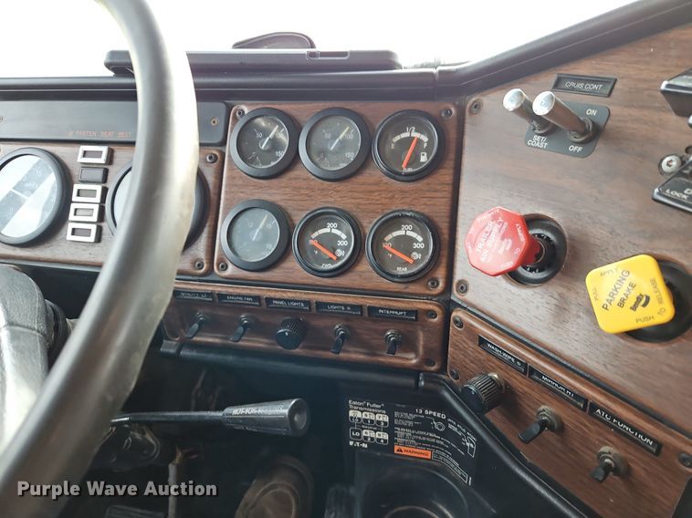 image for item DN7185 2005 Freightliner  FLD120 semi truck