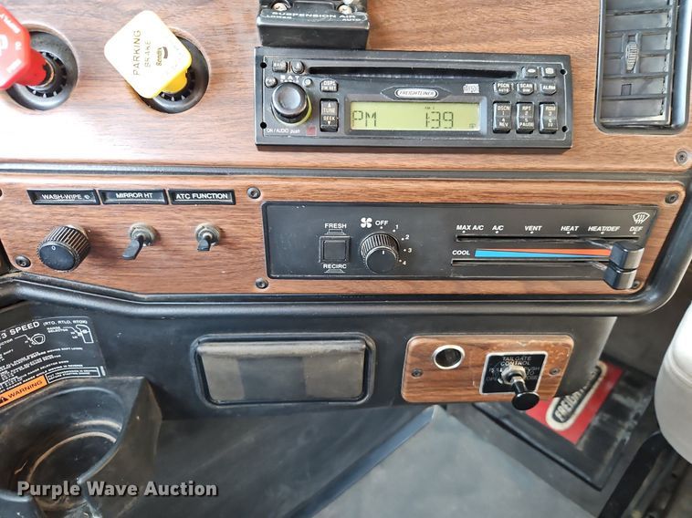 image for item DN7185 2005 Freightliner  FLD120 semi truck