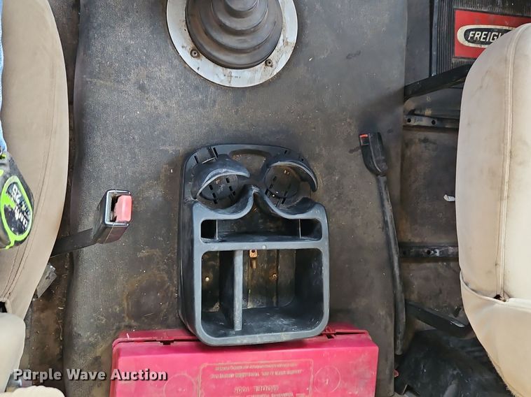 image for item DN7185 2005 Freightliner  FLD120 semi truck