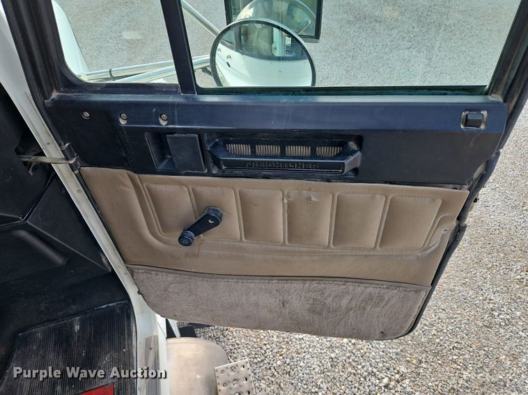 image for item DN7185 2005 Freightliner  FLD120 semi truck