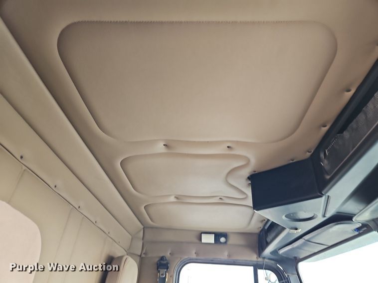 image for item DN7185 2005 Freightliner  FLD120 semi truck