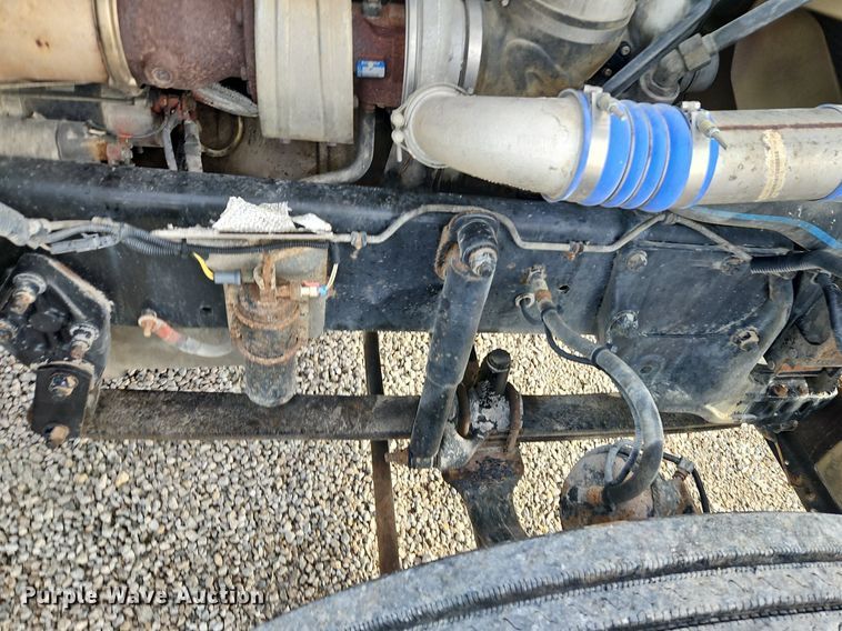 image for item DN7185 2005 Freightliner  FLD120 semi truck