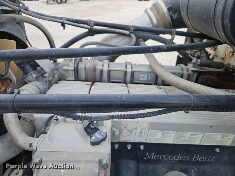 image for item DN7185 2005 Freightliner  FLD120 semi truck