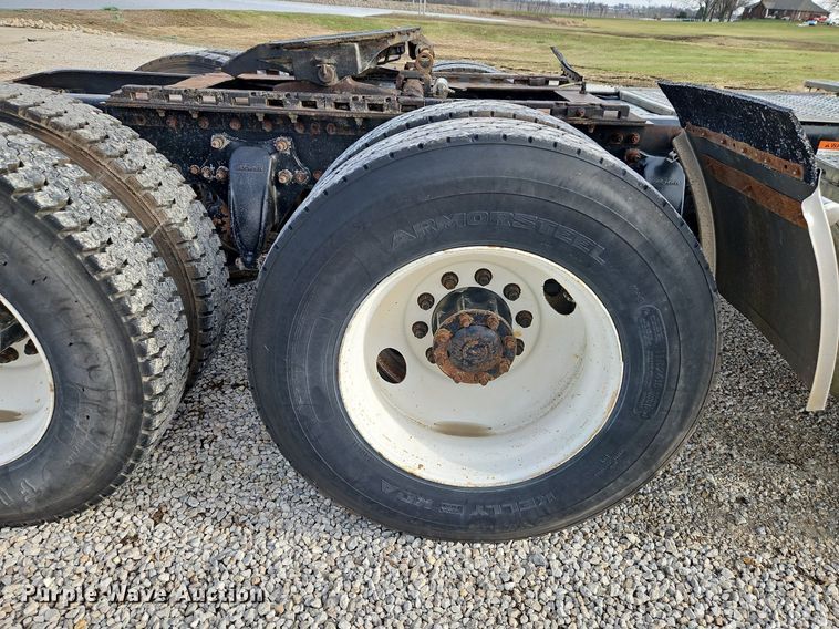 image for item DN7185 2005 Freightliner  FLD120 semi truck