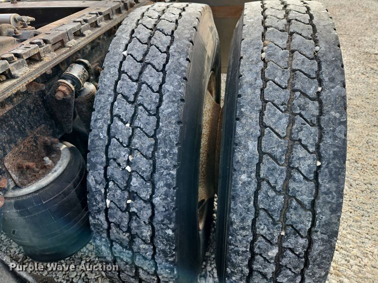 image for item DN7185 2005 Freightliner  FLD120 semi truck