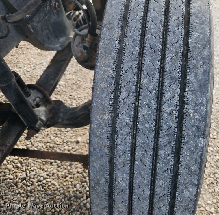 image for item DN7185 2005 Freightliner  FLD120 semi truck