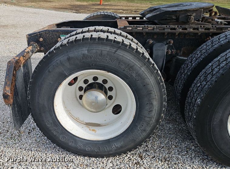 image for item DN7185 2005 Freightliner  FLD120 semi truck