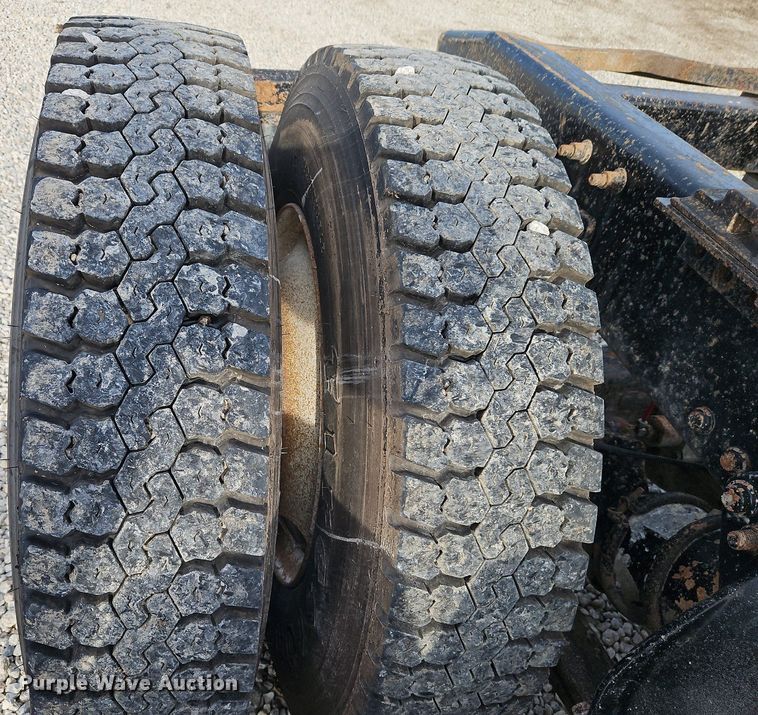 image for item DN7185 2005 Freightliner  FLD120 semi truck