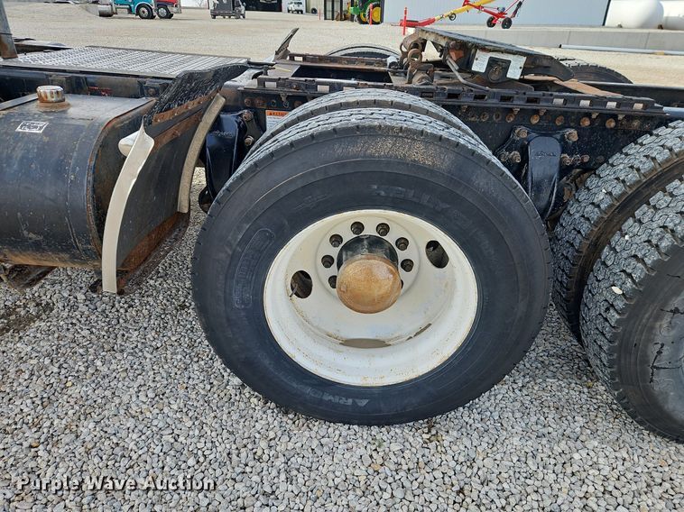 image for item DN7185 2005 Freightliner  FLD120 semi truck