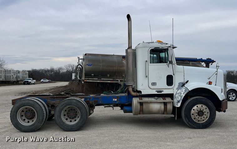 image for item DP2197 2006 Freightliner FLD120 semi truck