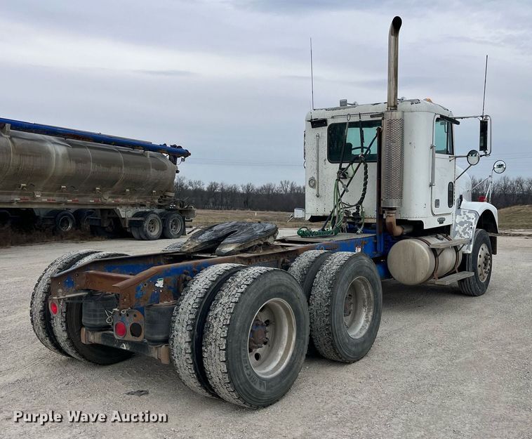 image for item DP2197 2006 Freightliner FLD120 semi truck