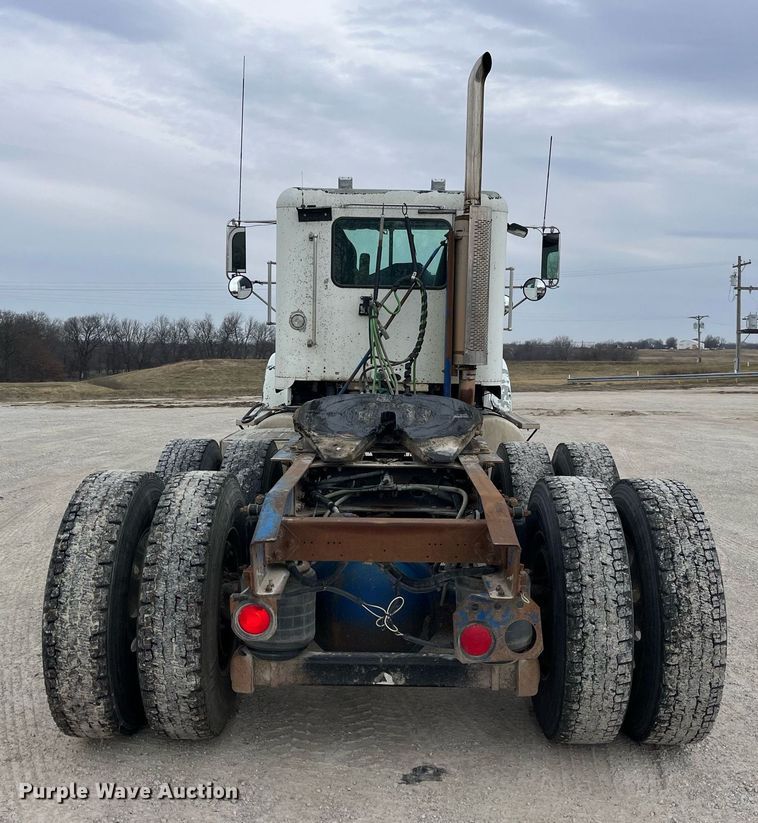 image for item DP2197 2006 Freightliner FLD120 semi truck