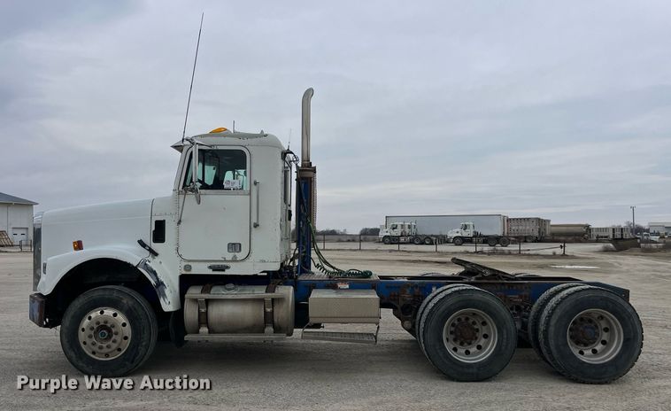 image for item DP2197 2006 Freightliner FLD120 semi truck