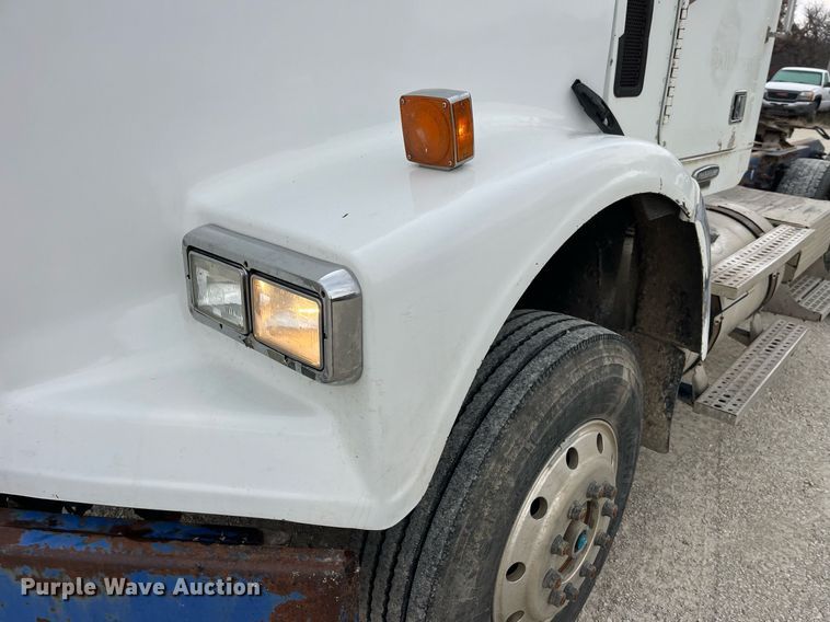 image for item DP2197 2006 Freightliner FLD120 semi truck