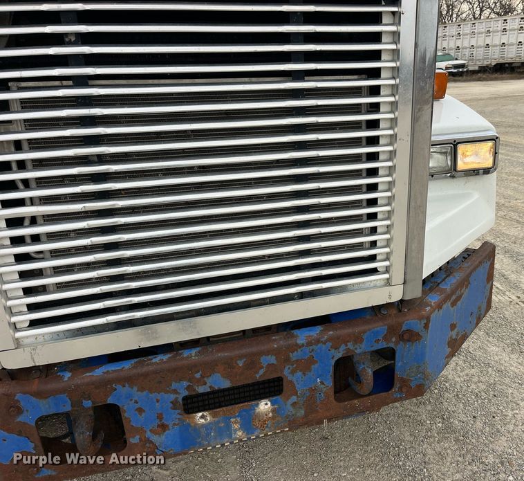 image for item DP2197 2006 Freightliner FLD120 semi truck