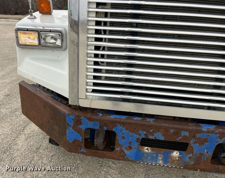 image for item DP2197 2006 Freightliner FLD120 semi truck