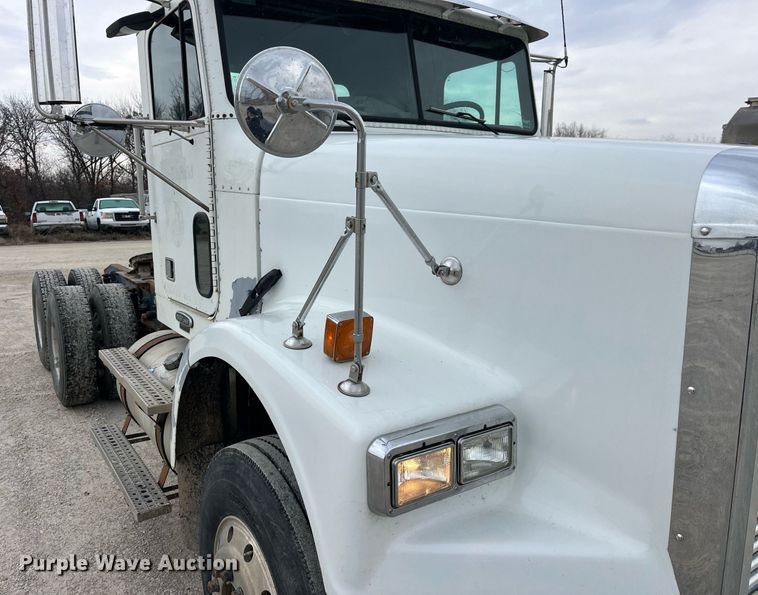 image for item DP2197 2006 Freightliner FLD120 semi truck