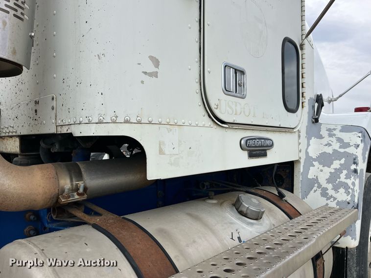 image for item DP2197 2006 Freightliner FLD120 semi truck