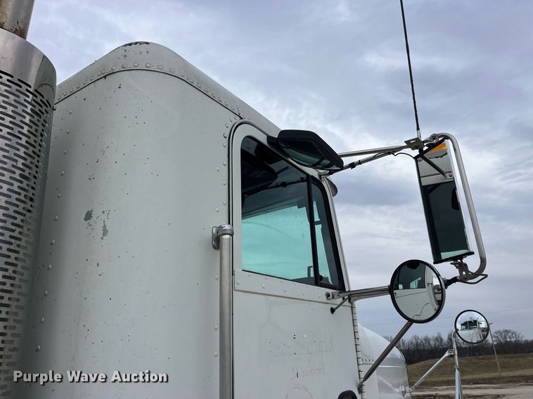 image for item DP2197 2006 Freightliner FLD120 semi truck