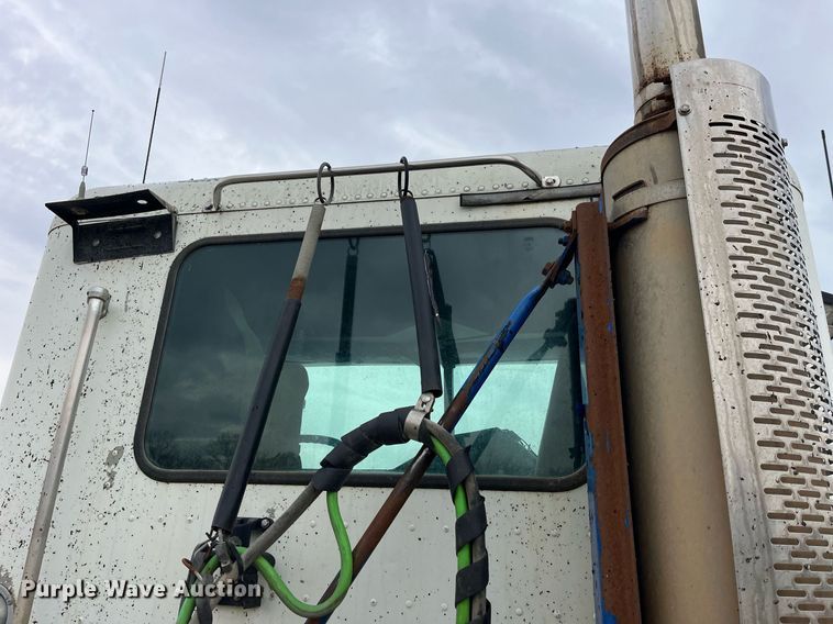 image for item DP2197 2006 Freightliner FLD120 semi truck