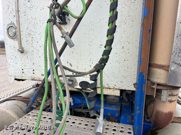 image for item DP2197 2006 Freightliner FLD120 semi truck