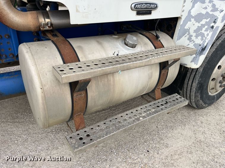 image for item DP2197 2006 Freightliner FLD120 semi truck