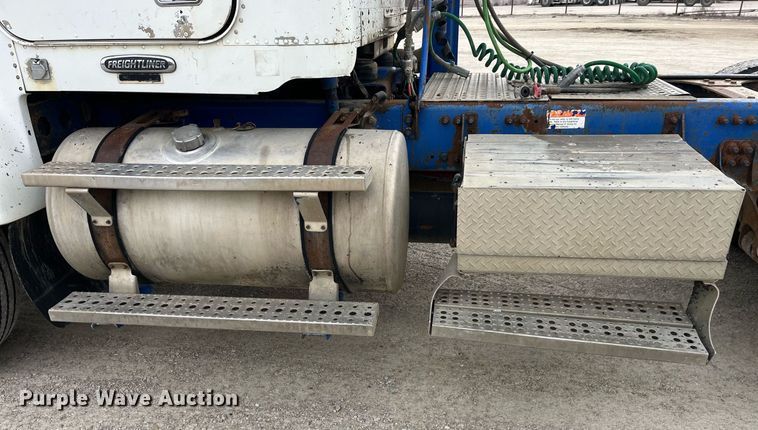 image for item DP2197 2006 Freightliner FLD120 semi truck