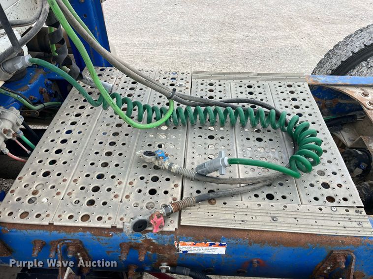 image for item DP2197 2006 Freightliner FLD120 semi truck