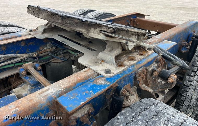 image for item DP2197 2006 Freightliner FLD120 semi truck