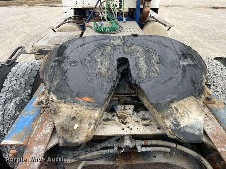 image for item DP2197 2006 Freightliner FLD120 semi truck