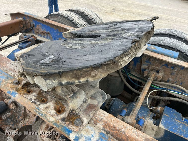 image for item DP2197 2006 Freightliner FLD120 semi truck