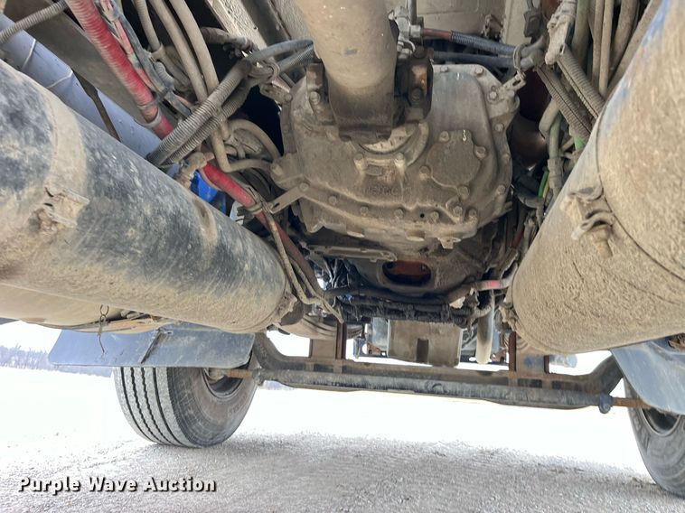 image for item DP2197 2006 Freightliner FLD120 semi truck