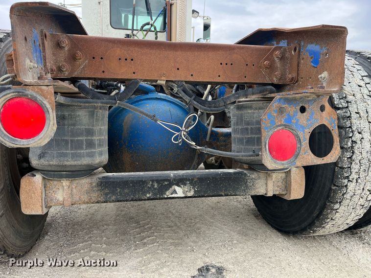 image for item DP2197 2006 Freightliner FLD120 semi truck