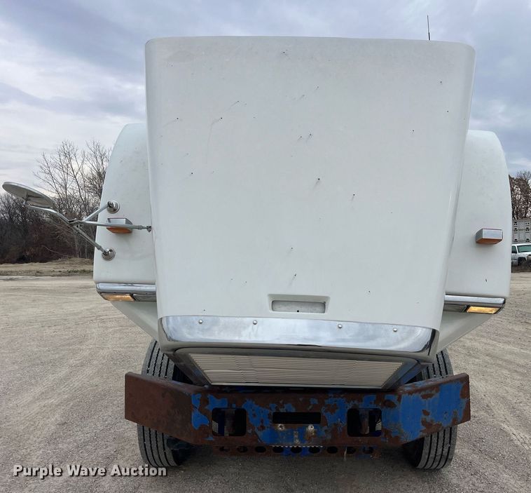 image for item DP2197 2006 Freightliner FLD120 semi truck