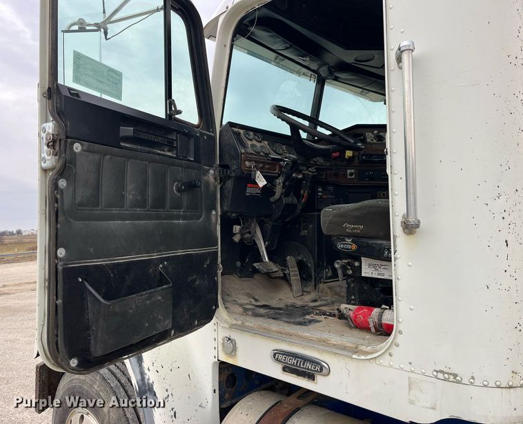 image for item DP2197 2006 Freightliner FLD120 semi truck