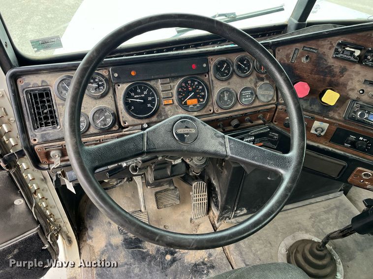 image for item DP2197 2006 Freightliner FLD120 semi truck