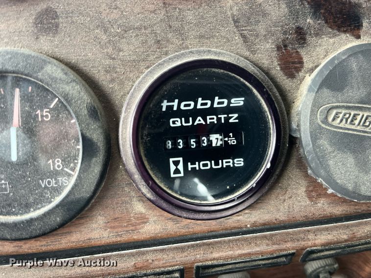 image for item DP2197 2006 Freightliner FLD120 semi truck