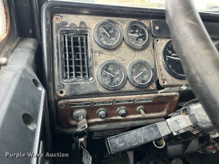 image for item DP2197 2006 Freightliner FLD120 semi truck