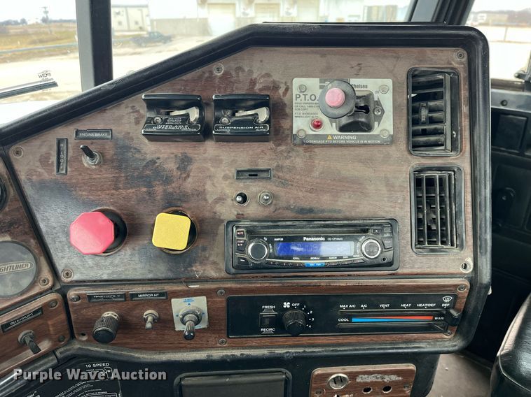 image for item DP2197 2006 Freightliner FLD120 semi truck