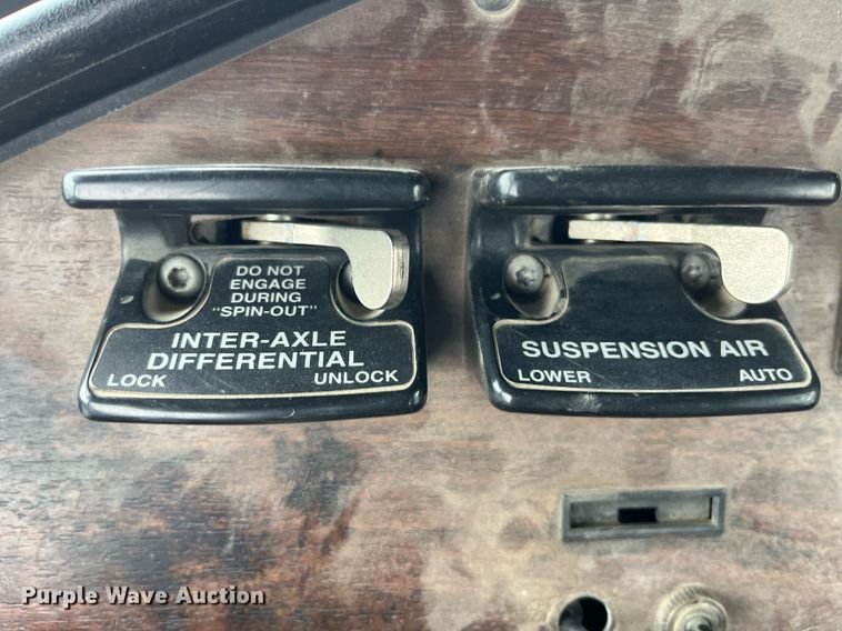 image for item DP2197 2006 Freightliner FLD120 semi truck