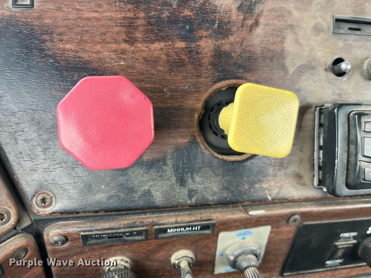 image for item DP2197 2006 Freightliner FLD120 semi truck