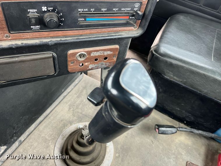 image for item DP2197 2006 Freightliner FLD120 semi truck