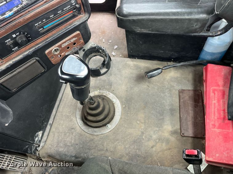 image for item DP2197 2006 Freightliner FLD120 semi truck