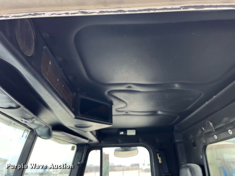 image for item DP2197 2006 Freightliner FLD120 semi truck