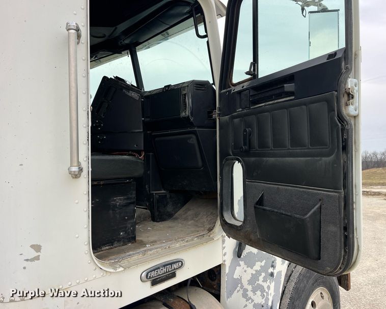 image for item DP2197 2006 Freightliner FLD120 semi truck