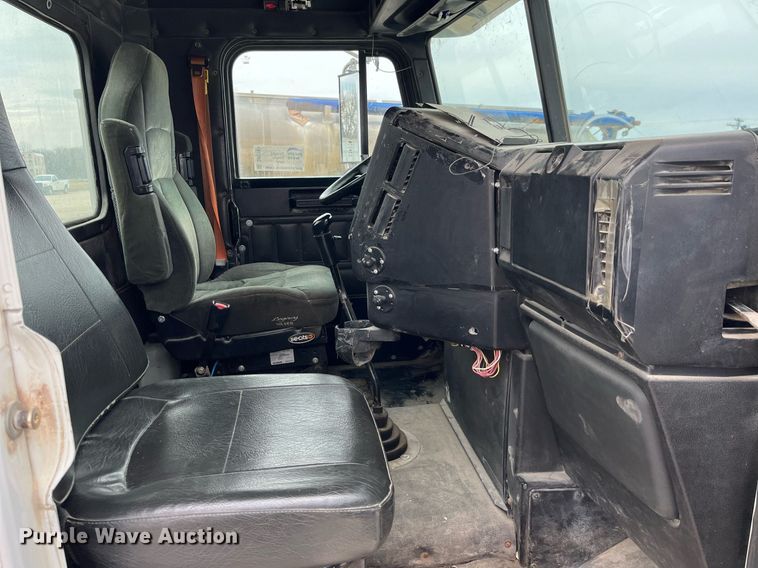 image for item DP2197 2006 Freightliner FLD120 semi truck